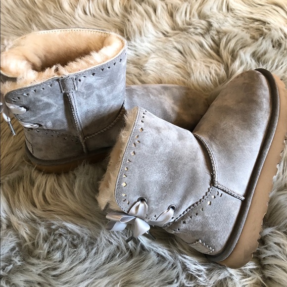 UGG Shoes - UGG BNIB Women’s W Dixi Flora Perforated size 6